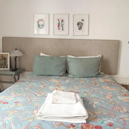 Turquoise - Tram 28 Starting Location Apartamento