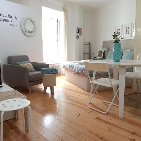 Turquoise - Tram 28 Starting Location アパート *